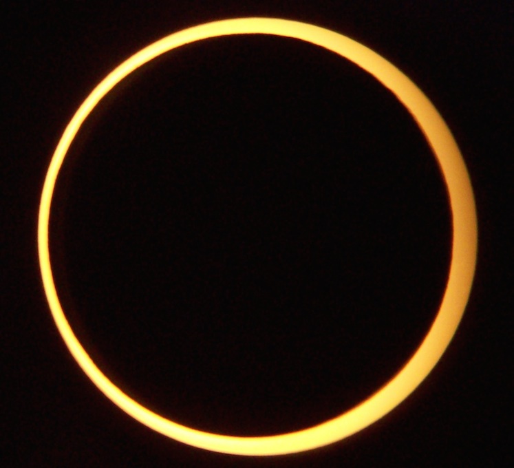 <p><strong>SF Fig. 6.4.</strong>&nbsp;(<strong>C</strong>) Photo of a ring-like annular partial solar eclipse from a location on Earth within the penumbra</p>