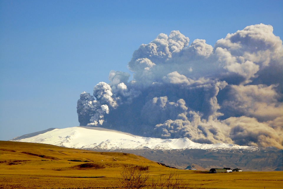 <p><strong>SF Fig. 7.8.</strong> (<strong>D</strong>) The eruption of the volcano Eyjafjallajökull, Iceland on 17 April 2010</p>