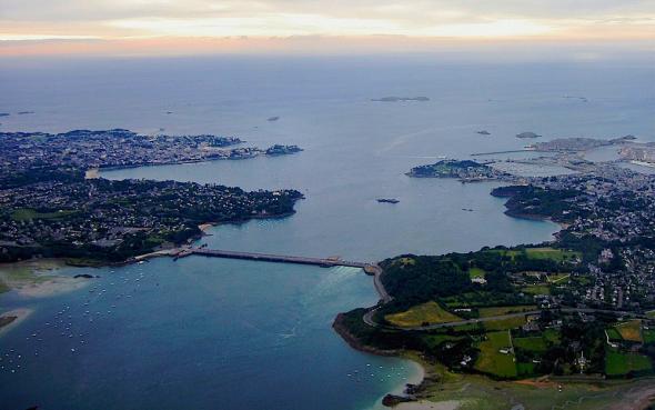 <p><strong>SF Fig. 6.17.</strong> (<strong>A</strong>) Aerial view of the tidal barrage at La Rance Tidal Power Station, Brittany, France</p>
