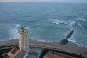 <p><strong>Fig. 4.9.</strong>&nbsp;(<strong>B</strong>) Cross sea swells, Phares des Baleines (Lighthouse of the Whales) on Île de Ré, France</p>
