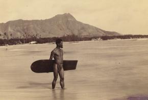 <p><strong>SF Fig. 4.1.</strong> A Hawaiian surfer with an <em>alaia</em> board on Waikiki Beach, O‘ahu, in 1898</p>
