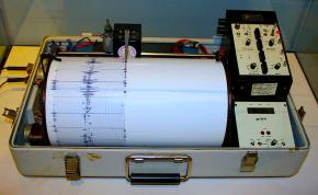 <p><strong>SF Fig. 7.2.</strong> Seismometers are used to measure seismic waves.</p>