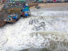 <p><strong>SF Fig. 3.6.</strong>&nbsp;(<strong>B</strong>) Coastal storm surge damaged Casino Pier during Hurricane Sandy in Seaside Heights, New Jersey.</p>
