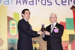 Chuck Gee, at right, accepts the award from Taiwan President Ma Ying-Jeou at a ceremony in February.