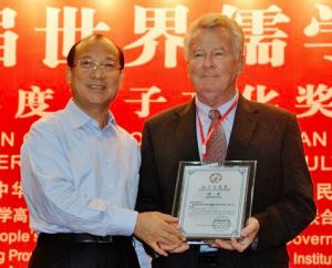 Ji Xiangqi, Vice-Governor of Shandong Province, presents Confucius Culture Prize  to Roger Ames.