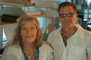 Dr. Marla Berry and Dr. Peter Hoffman in the lab at JABSOM