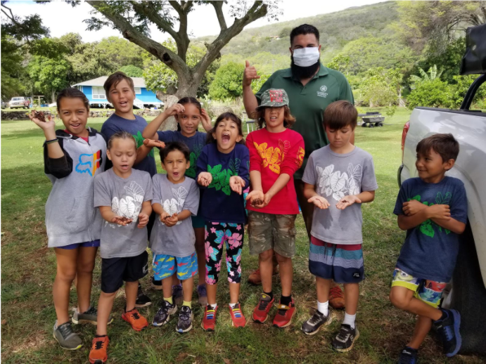 Marshall Joy showing worms to 9 students on Molokai