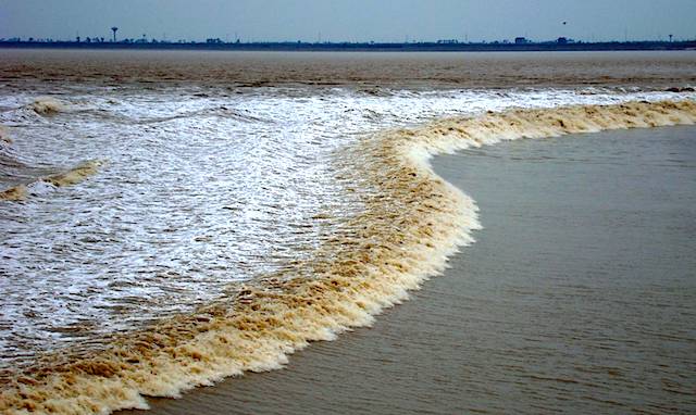 <p><strong>SF Fig. 6.18.</strong>&nbsp; (<strong>A</strong>) A tidal bore in the Qiantang River, Hangzhou, China</p>