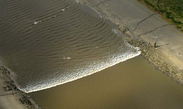 <p><strong>SF Fig. 6.18.</strong>&nbsp;(<strong>B</strong>) A tidal bore in the River Ribble, Lancashire, United Kingdom</p>