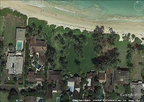 <p><strong>Fig. 5.29.</strong> An aerial view of Kailua Beach on O‘ahu, Hawai‘i. Based on current erosion rates, the two properties on the right side of the image are sufficiently set back from the coastline. In contrast, the two properties on the left side of the image have <em>insufficient</em> setback distance.</p>
