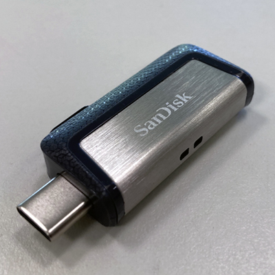 Image of Sandisk 256GB flash drive with USB-A and USB-C plugs
