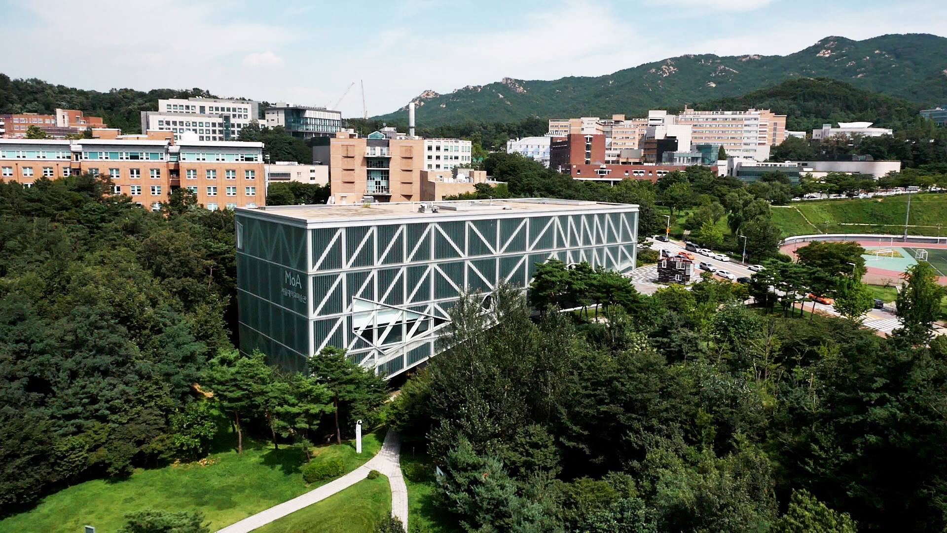 University of seoul. Сеульский национальный университет кампус. Сеульский национальный университет здание. Seoul National University факультеты. Сну университет в Корее.