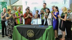 Gov. David Ige is joined by state lawmakers, UH and JABSOM leadership, and leadership from affiliated health partners at the bill signing ceremony.