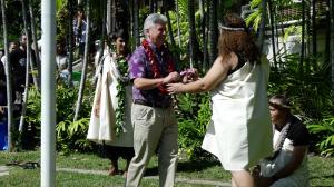 UH President David Lassner presents lei to honor Liliʻuokalani.