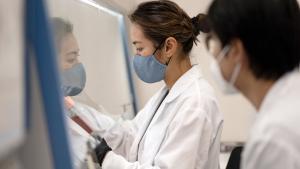 Stephanie Si Lim in the lab