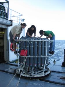 Students help prepare a CTD-rosette sampler for deployment. Credit: C-MORE/SOEST 