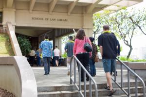 Newly admitted students tour the William S. Richardson School of Law Library.