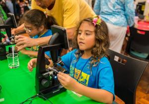 Students look at nematodes under the microscope at 2015 Saturday Gene-iuses graduation celebration 