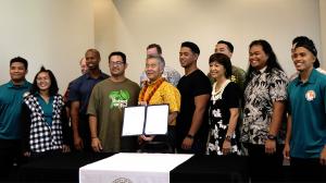 Honolulu CC students ‘Aukai Riemen and Kelley Caitano flank Gov. David Ige