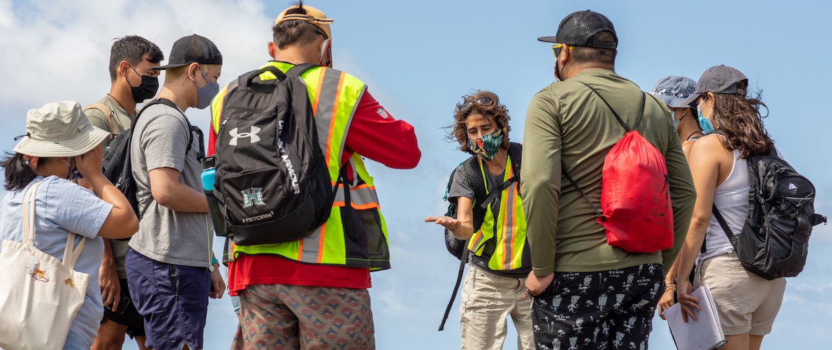 Dr. Barb Bruno with students on SE O‘ahu geology fieldtrip.